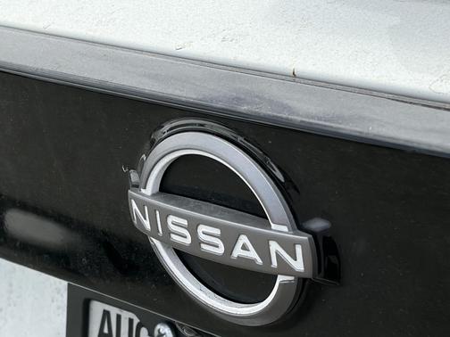 Aspen White Tri 2025 Nissan Kicks SV