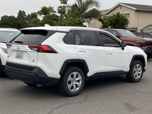 Ice 2025 Toyota RAV4 LE