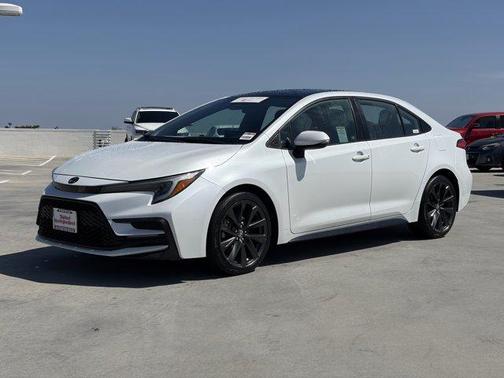 Wind Chill Pearl/Midnight Black Metallic 2024 Toyota Corolla SE