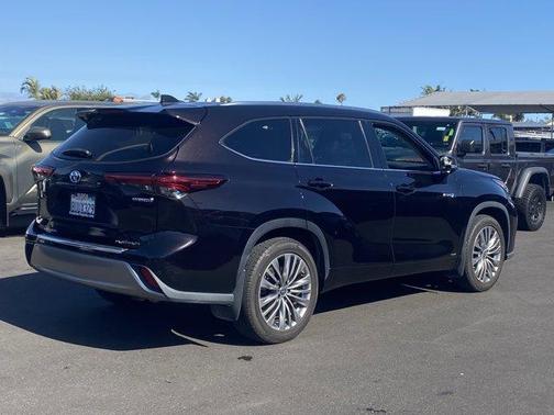 Opulent Amber 2021 Toyota Highlander Hybrid Platinum