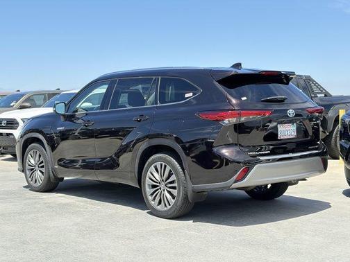 Opulent Amber 2021 Toyota Highlander Hybrid Platinum