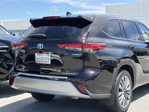 Opulent Amber 2021 Toyota Highlander Hybrid Platinum