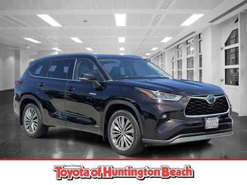 Opulent Amber 2021 Toyota Highlander Hybrid Platinum