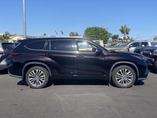 Opulent Amber 2021 Toyota Highlander Hybrid Platinum