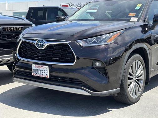 Opulent Amber 2021 Toyota Highlander Hybrid Platinum