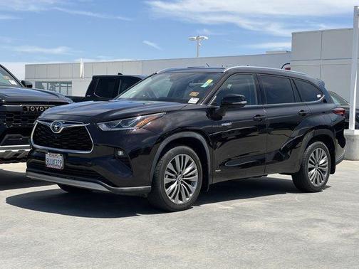 Opulent Amber 2021 Toyota Highlander Hybrid Platinum