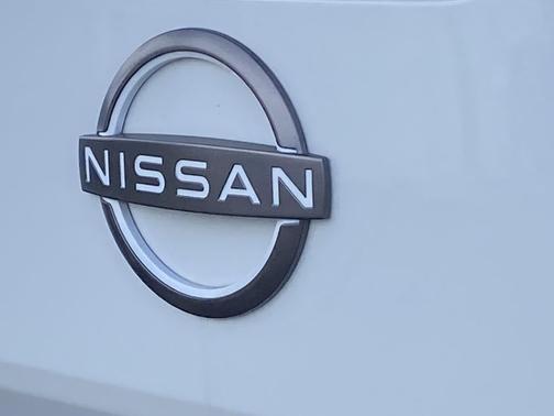 Glacier White 2022 Nissan Frontier S