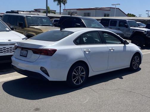 Snow White Pearl 2022 Kia Forte LXS