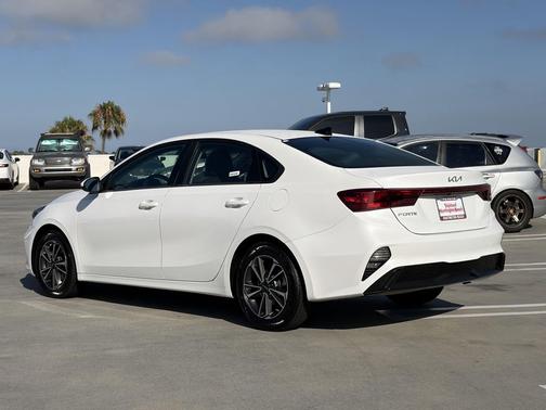 Snow White Pearl 2022 Kia Forte LXS