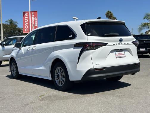 Ice Cap 2025 Toyota Sienna LE