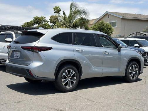 Celestial Silver Metallic 2024 Toyota Highlander XLE