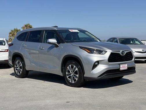Celestial Silver Metallic 2024 Toyota Highlander XLE