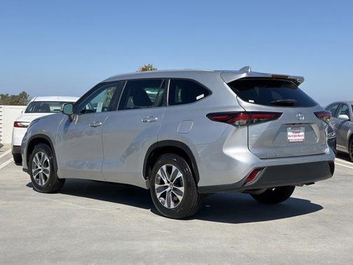 Celestial Silver Metallic 2024 Toyota Highlander XLE