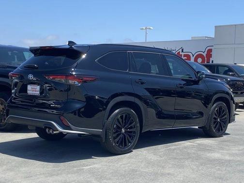 Midnight Black Metallic 2026 Toyota Highlander