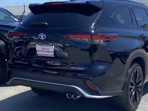 Midnight Black Metallic 2026 Toyota Highlander