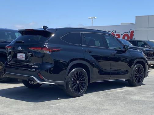 Midnight Black Metallic 2026 Toyota Highlander