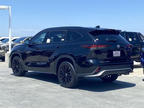 Midnight Black Metallic 2026 Toyota Highlander