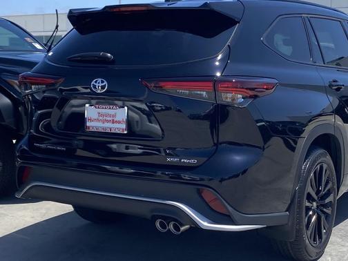 Midnight Black Metallic 2026 Toyota Highlander