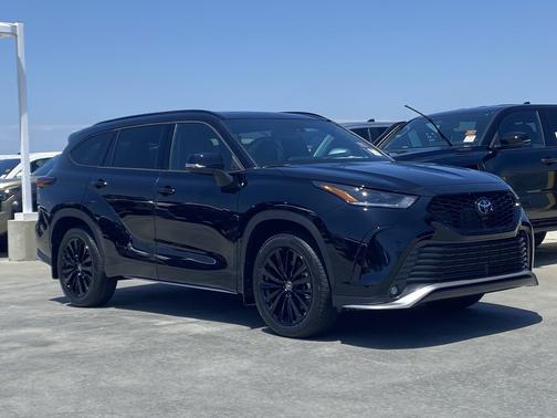 Midnight Black Metallic 2026 Toyota Highlander