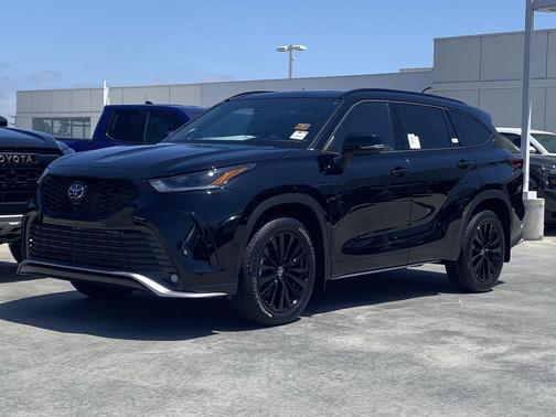 Midnight Black Metallic 2026 Toyota Highlander