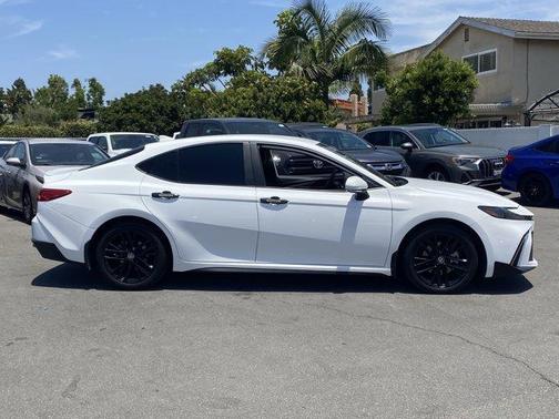 Ice 2025 Toyota Camry SE