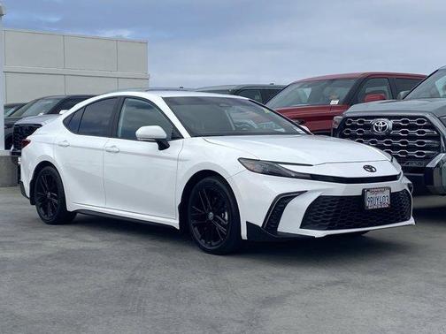Ice 2025 Toyota Camry SE