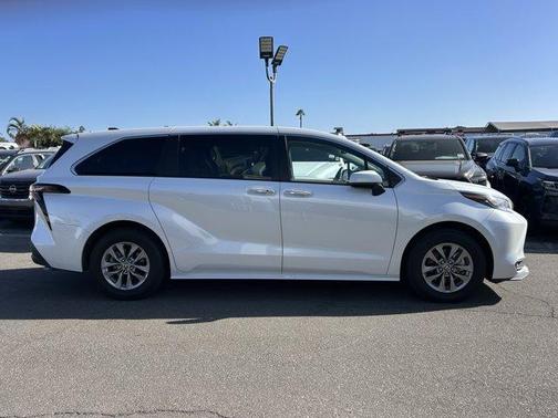 Wind Chill Pearl 2025 Toyota Sienna XLE