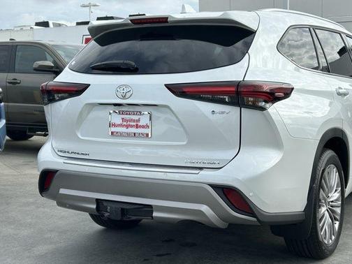 Wind Chill Pearl 2026 Toyota Highlander Hybrid Platinum