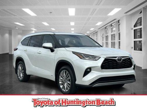 Wind Chill Pearl 2026 Toyota Highlander Hybrid Platinum