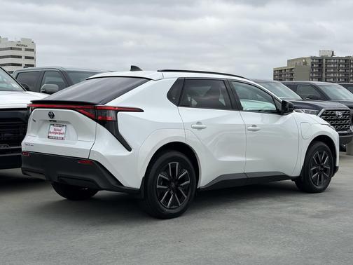 Wind Chill Pearl 2026 Toyota bZ XLE