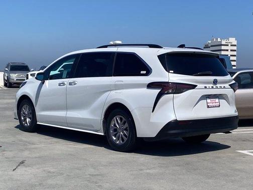Wind Chill Pearl 2024 Toyota Sienna XLE