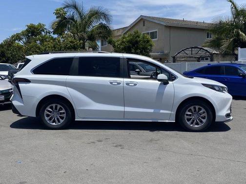 Wind Chill Pearl 2024 Toyota Sienna XLE