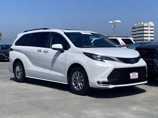Wind Chill Pearl 2024 Toyota Sienna XLE