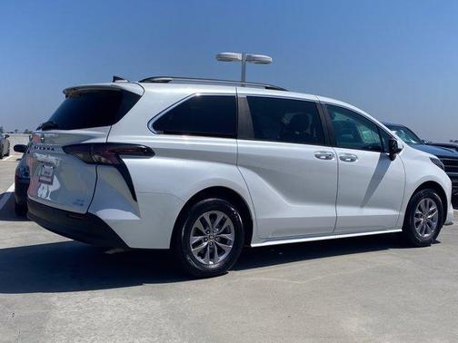 Wind Chill Pearl 2024 Toyota Sienna XLE