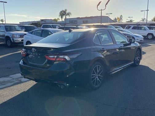 Photo 3 of 9 of 2021 Toyota Camry SE