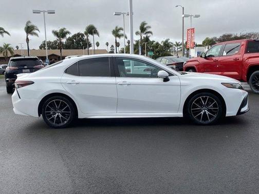 Photo 3 of 32 of 2022 Toyota Camry SE
