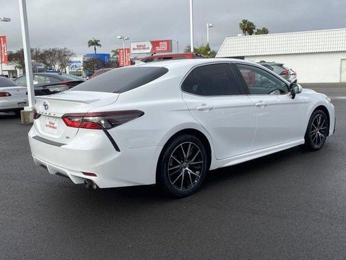 Photo 4 of 32 of 2022 Toyota Camry SE