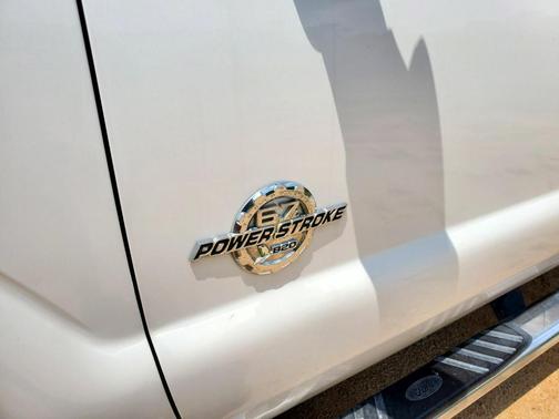 White 2014 Ford F-350 Lariat Super Duty
