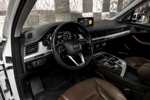 White 2019 Audi Q7 45 Premium Plus