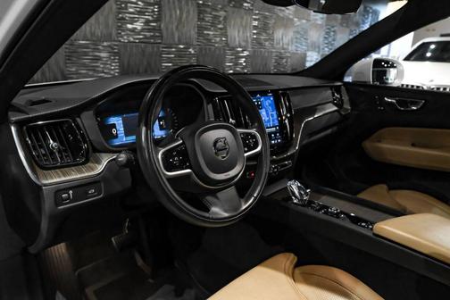 Crystal White Metallic 2022 Volvo XC60 B5 Inscription
