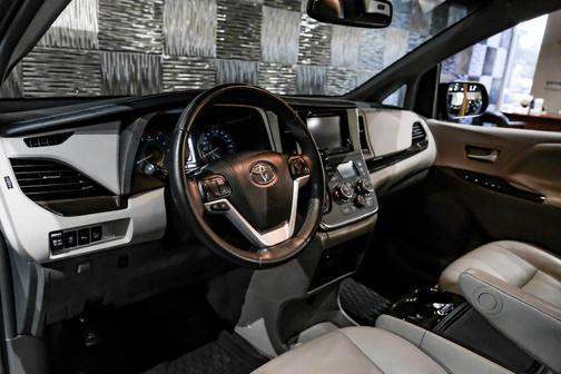 2017 Toyota Sienna XLE