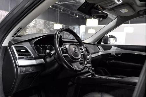 2017 Volvo XC90 T6 Momentum