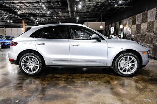 Rhodium Silver Metallic 2018 Porsche Macan Macan Sport Edition