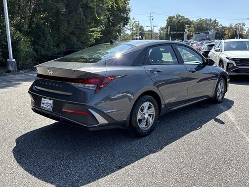 2024 Hyundai ELANTRA SE