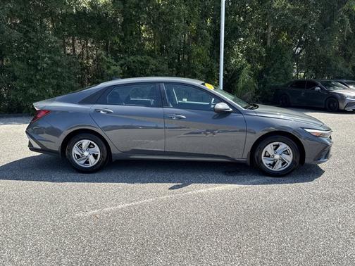 2024 Hyundai ELANTRA SE
