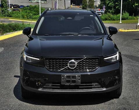 2025 Volvo XC40 B5 Plus Dark Theme