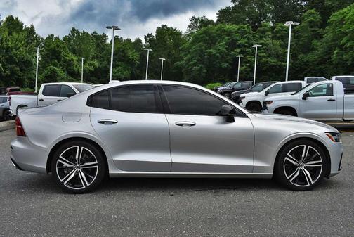 2022 Volvo S60 B5 R-Design
