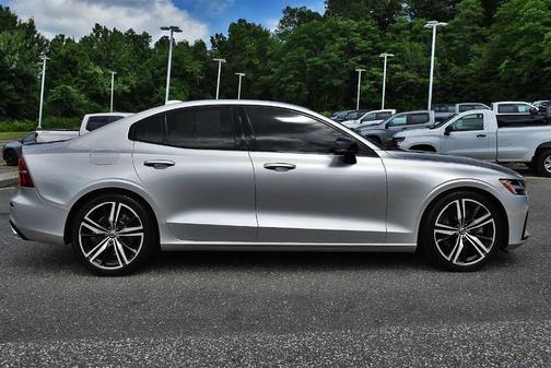 2022 Volvo S60 B5 R-Design