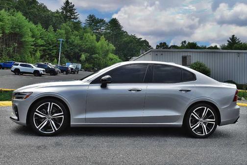 2022 Volvo S60 B5 R-Design