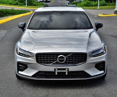 2022 Volvo S60 B5 R-Design